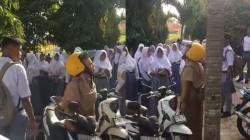 Viral Guru SMAN 15 Maluku Tengah Di-bully Siswa dan Disoraki, Netizen: Gak Ada Akhlak