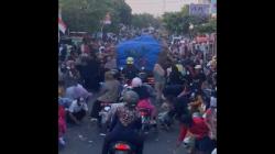 Viral Warga Jarah Pikap Angkut Bawang Merah, Netizen Emosi: Kui Dagangan Dudu Gratisan<