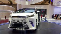Perilaku Unik Konsumen Mobil Mewah di GIIAS 2023, Ada yang Minta Payung sampai Pelat Dewa