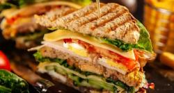 Hanya karena Minta Belah Sandwich Jadi 2 Bagian, Restoran Ini Kenakan Biaya Tambahan Potong