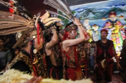 Kerasukan Arwah Leluhur saat Ritual Ledang Dayak 