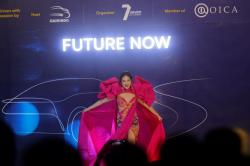 Inilah Miss Auto Show GIIAS 2023 Ajeng Puspitasari, Cantik dengan Gaun khas Bali ala Subaru