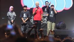 Puncak HUT ke-78 Jateng, Ganjar Pranowo Ambyar Joget Bareng Ribuan Warga Brebes