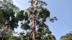 Kemeriahan Panjat Pinang di Sukabumi, Ada Hadiah Menarik di Balik Bendera Partai Perindo 