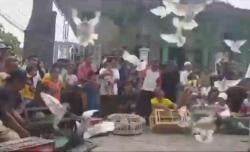 Tradisi Tota'an, Warga Bondowoso Lepas 2.023 Ekor Merpati dan Perkutut, Ini Maknanya <