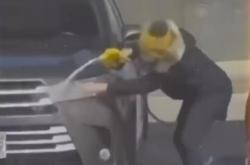 Viral Wanita Cuci Mobil Pakai Bensin, Kocak tapi Jangan Ditiru!