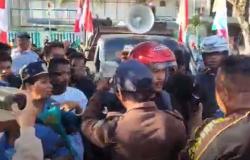 Demo Guru di Kejari Sikka Tuntut Kasus Penggelapan Uang Sertifikasi Ricuh