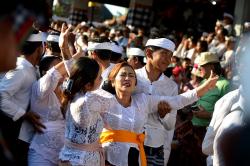 Umat Hindu Kesurupan saat Mengikuti Tradisi Ngerebong