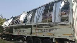Kecelakaan di Indramayu, Truk Pengangkut Susu Terguling, Warga Berebut Muatan<