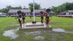 Momen Berbeda Upacara Kemerdekaan RI di Waropen Papua, Dijaga Warga Bersenjata Panah