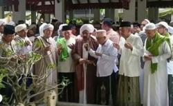 Habib Umar bin Hafidz Ziarah ke Makam Pendiri NU KH Hasyim Asy’ari di Tebuireng<
