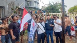 Gelar Lomba Panjat Pinang di Pegadungan, Bacaleg Partai Perindo: Bisa Terus Bahu Membahu