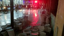 Tali Pengaman Putus, Puluhan Galon Cat Tumpah dari Truk di Klender