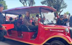 Momen Ganjar Pranowo dan Megawati Naik Mobil Listrik Temui Relawan di Yogyakarta<