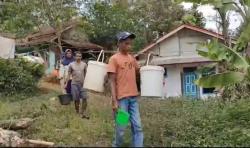 Sumur Mengering, Warga Desa di Cilacap Ini Berjalan ke Sumber Mata Air Sejauh 2 Km<