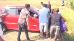 Ikuti Aplikasi Maps, Pengemudi Mobil Ini Malah Tersesat ke Areal Persawahan di Lamongan