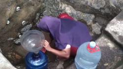 Sumur Mengering, Emak-Emak di Cilegon Antre Berjam-jam untuk Dapatkan Air Bersih