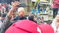 Hadiri Peresmian Patung Bung Karno, Ganjar Sabar Layani Swafoto Emak-Emak