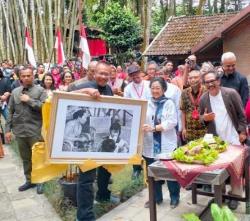 Resmikan Patung Bung Karno di Oemah Petroek, Megawati Kenang Masa Kecil