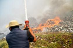 Kebakaran TPA Sarimukti Bandung Barat Sejak 19 Agustus Belum Padam<