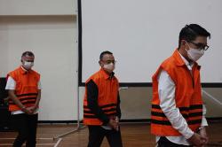 Tampang 3 Tersangka Korupsi Bansos Beras Ditahan KPK