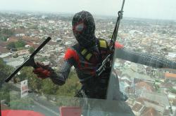 Aksi Spiderman Bersihkan Kaca Gedung di Kota Malang