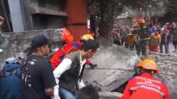 Pekerja Bangunan Tertimpa Tembok Roboh di Bandung, Evakuasi Dramatis<