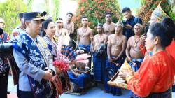 Rombongan Kapolri Tiba di Maumere NTT, Disambut Tradisi dan Tarian Adat<