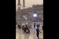 Foto-Foto Masjidil Haram Dilanda Badai, Jemaah Akan Ibadah Tertiup Angin Kencang