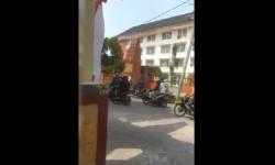 Rombongan Pelajar SMK Serang MAN di Mojokerto dengan Batu, Kaca Jendela Pecah