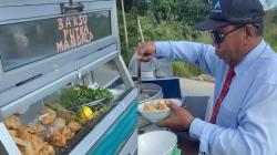 Viral Tukang Bakso di Balikpapan Pakai Outfit Kantoran, Netizen Sebut Intel Polda<