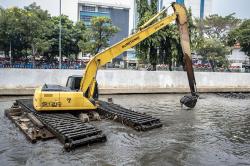 Pengerukan Tanah dan Lumpur Sungai Ciliwung Kecil