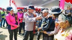 Kapolri Gelar Bakti Kesehatan dan Sosial di Palue NTT