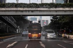 Mobil Water Canon Brimob Semprot Jalanan Ibu Kota untuk Kurangi Polusi 
