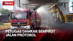 Tekan Polusi Udara, Petugas Damkar Semprot Jalan Protokol