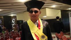 Kisah Inspiratif Farrel, Mahasiswa Penyandang Tunanetra UGM Lulus Cumlaude
