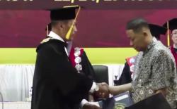 Haru, Orang Tua di Malang Wakili Wisuda Anaknya yang Meninggal Dunia