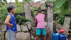 Andalkan Sumur Tetangga, Warga Sindangwangi Pangandaran Antre Air Bersih Setiap Hari<
