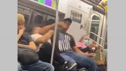 Laki-Laki Kekar Bikin KO Penumpang Kereta gara-gara Tertidur di Bahunya