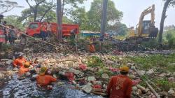 Sampah Penuhi Saluran Air di Tambun Bekasi hingga Mirip Daratan, 15 Truk Dikerahkan untuk Bersihkan