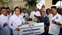 HT Serahkan Bantuan Gerobak Perindo di Balikpapan: Semoga Omzet Naik Terus!<