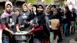 Relawan Ganjar Pranowo-Warga Gotong Royong Bangun Fasilitas Umum di Kuningan<