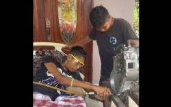 Bikin Haru, Aksi Mekanik Lumpuh Tetap Bekerja meski Terbaring di Ranjang