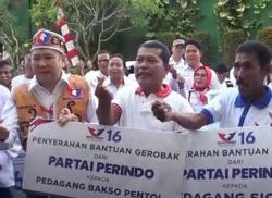 Serahkan Bantuan Gerobak Perindo di Palangka Raya, Hary Tanoe: Semoga Naik Kelas