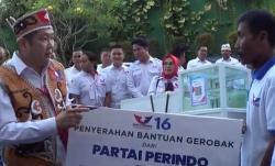 Hary Tanoe Serahkan Bantuan Gerobak Perindo ke Pedagang Bakso dan Siomay di Palangka Raya