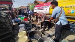 Warga Krangkeng Indramayu Menjerit Kekeringan, Polisi Salurkan Bantuan 46.000 Liter Air Bersih<