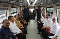 Foto-Foto Presiden Jokowi dan Ibu Negara Naik LRT Jabodebek usai Diresmikan