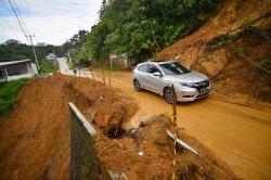 Akses Menuju Teluk Bayur di Bukit Gado-Gado Padang Longsor