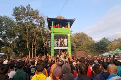 Ribuan Warga Berebut Kue Apem dalam Kirab Pusaka Ki Ageng Wonolelo di Sleman