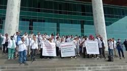 Puluhan Dokter Spesialis Demo di Kantor Gubernur Papua, Tuntut Penyesuaian TPP<